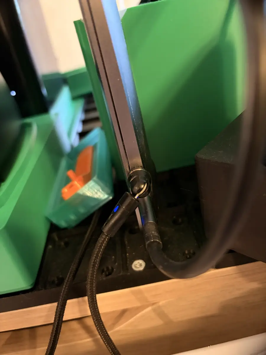 Links am Mac: der Magnet-Ladestecker mit blauem Licht, daneben das zweite Kabel.