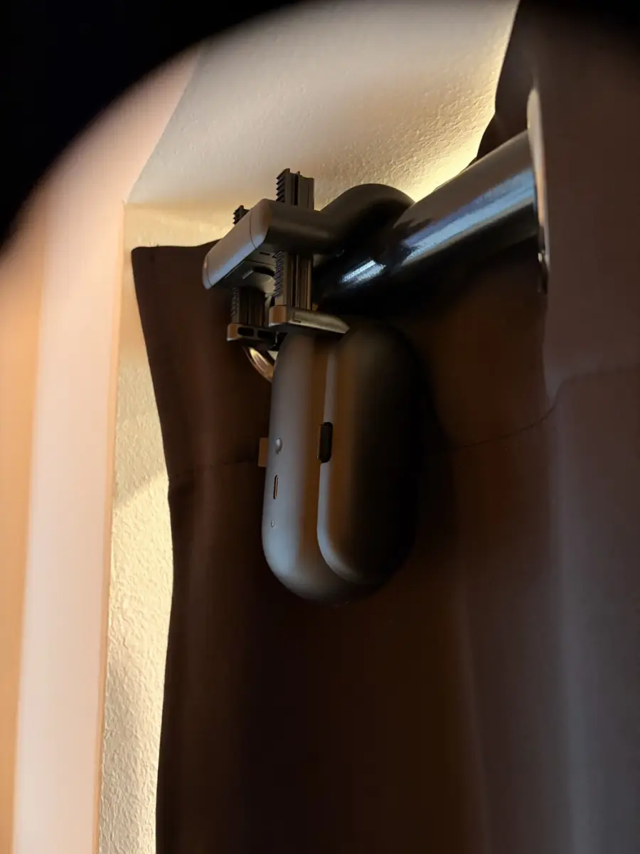 Vorhangmotor an der runden Vorhangstange — vorne der schmale Schlitz ist die USB-C-Ladebuchse